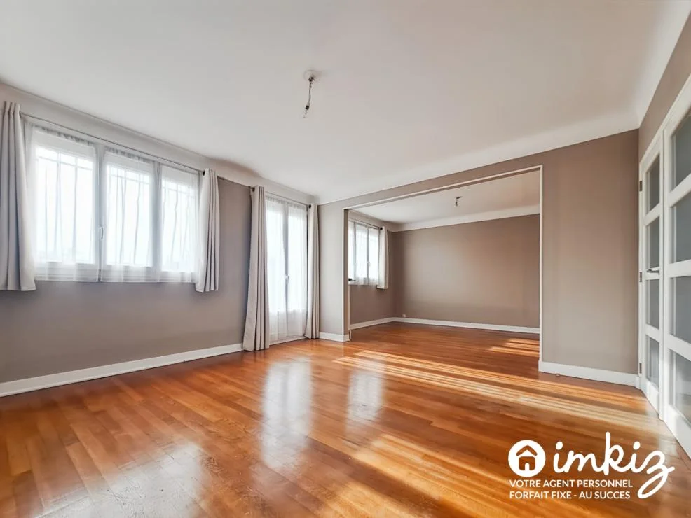 Séjour plein sud de la maison à vendre Antony, grandes fenêtres