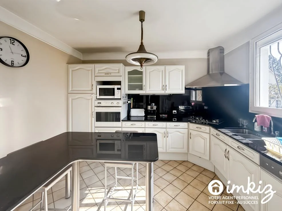 Cuisine équipée Antony avec hotte inox, four et plaques — maison familiale