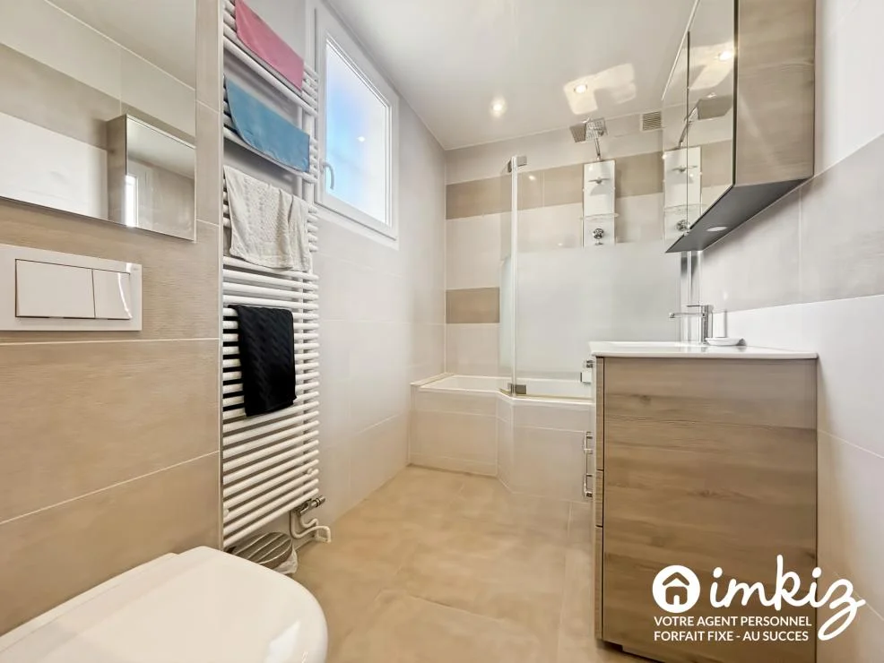 Salle de bain moderne au rez-de-chaussée avec baignoire — maison Antony