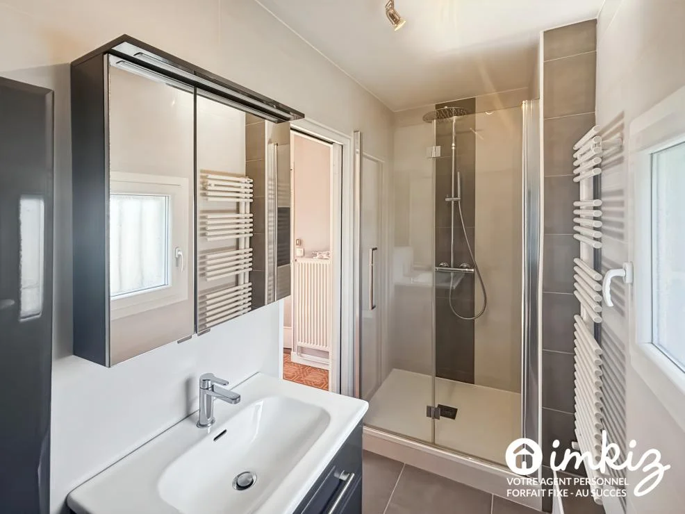 Salle d'eau de la suite parentale avec douche italienne