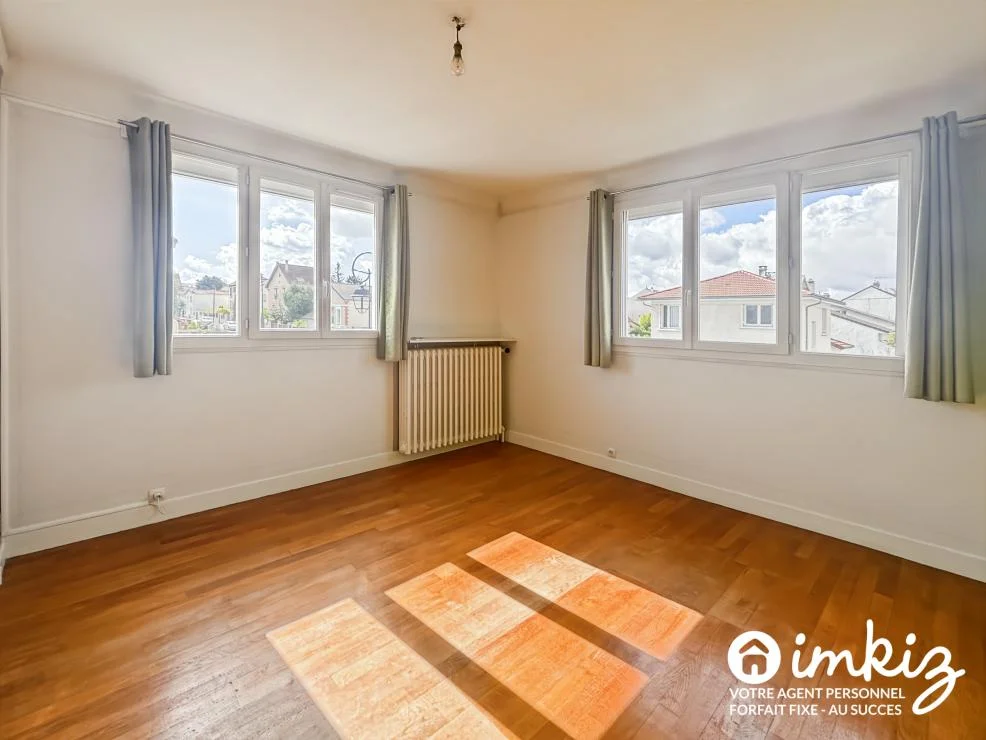 Chambre lumineuse avec deux fenêtres d'angle et parquet