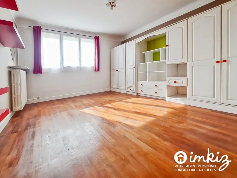 Chambre 14 m² avec grandes armoires intégrées — maison familiale Antony