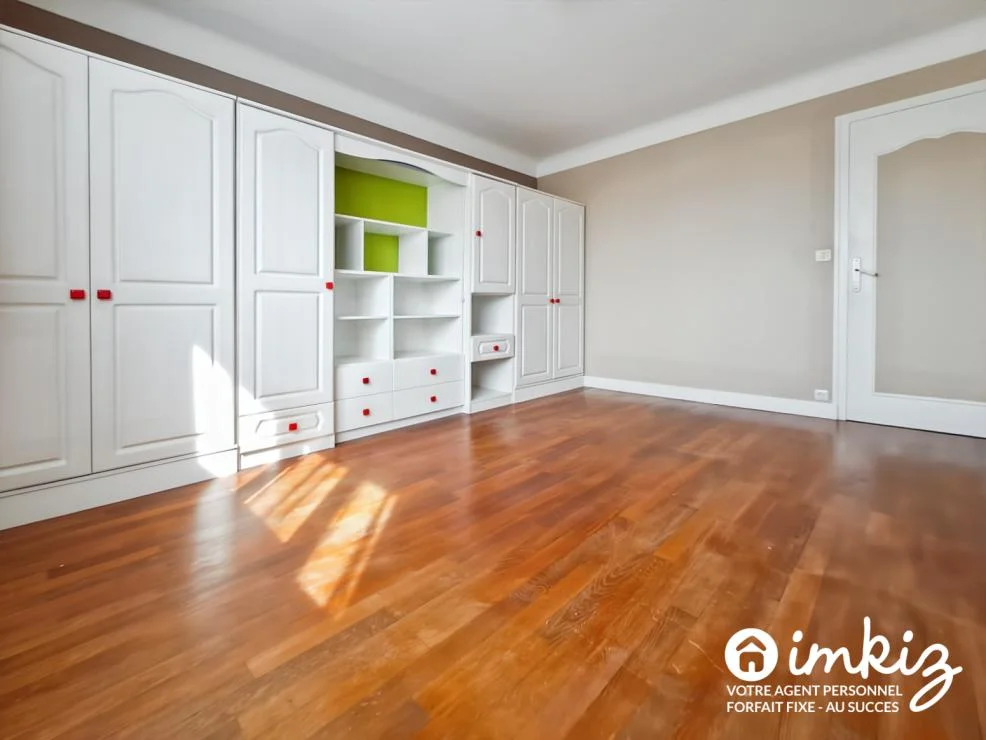 Chambre avec rangements intégrés et bibliothèque — maison à vendre Antony