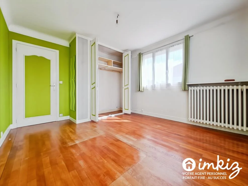 Chambre enfant avec mur d'accent vert — maison familiale à Antony