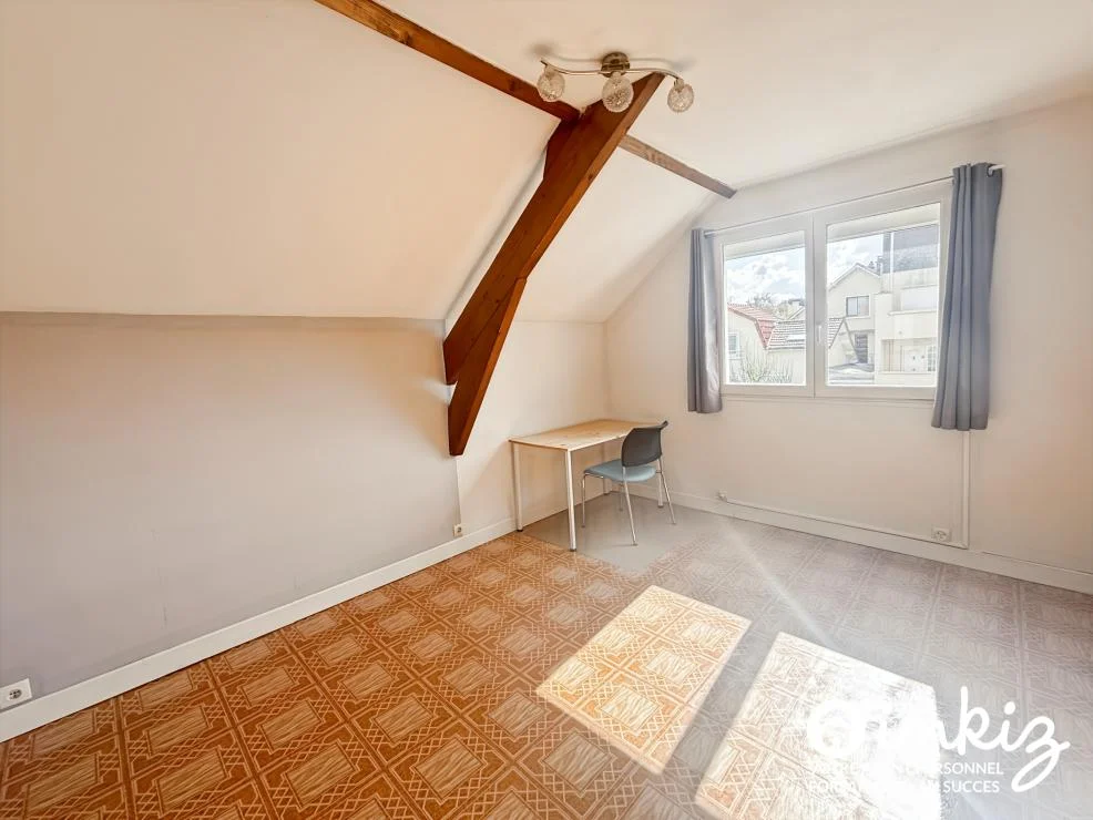 Coin bureau / télétravail dans les combles aménagés — maison à Antony 92160